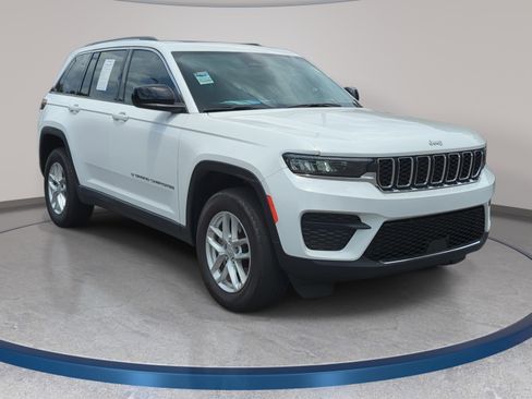 Used 2023 Jeep Grand Cherokee Laredo AWD/4WD image 3