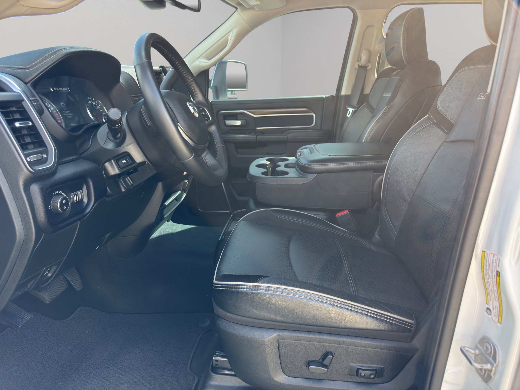 Used 2024 RAM 2500 Laramie AWD/4WD image 3