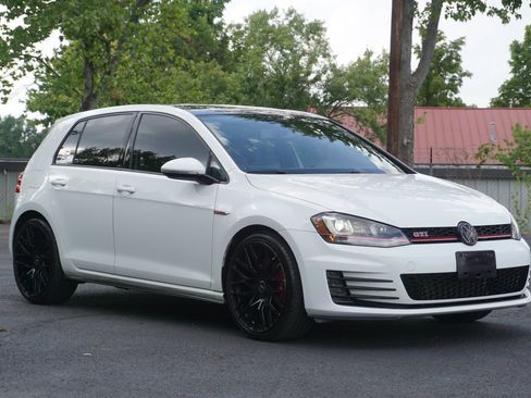 Used 2017 Volkswagen GTI SE FWD image 3