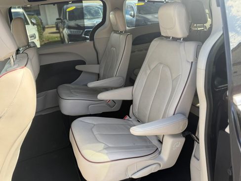 Used 2020 Chrysler Pacifica Limited w/ Advanced Safetytec Group image 19