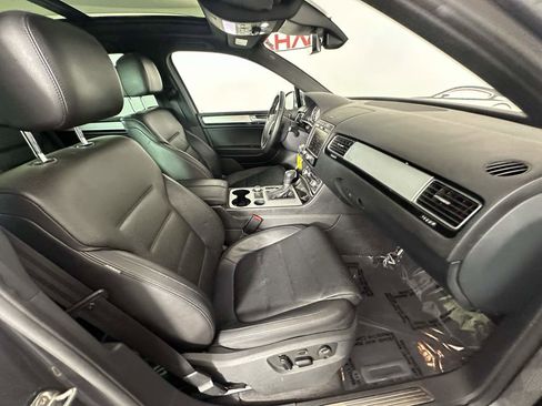 Used 2017 Volkswagen Touareg Wolfsburg Edition image 25