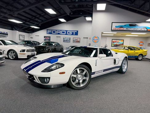 Used 2005 Ford GT RWD image 2