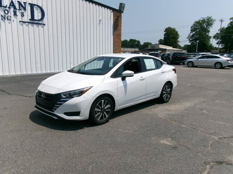 Used 2025 Nissan Versa SV FWD image 2