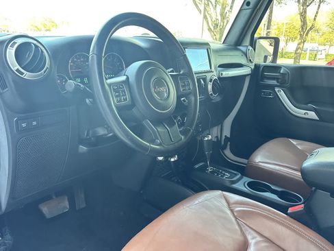 Used 2018 Jeep Wrangler Unlimited Rubicon w/ Connectivity Group image 10