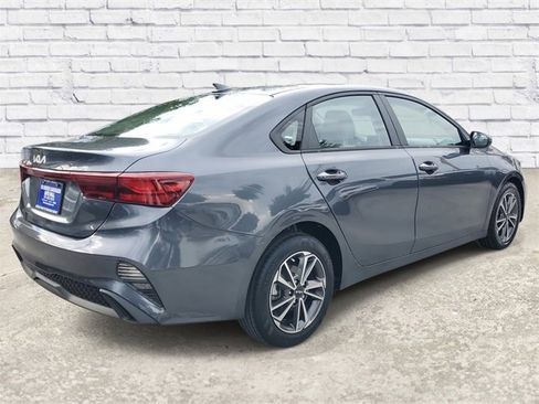 Used 2022 Kia Forte LXS w/ LXS Technology Package image 4