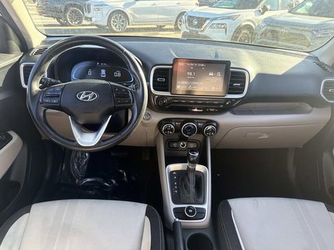 Used 2024 Hyundai Venue SEL image 15