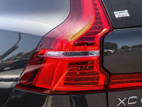 Used 2023 Volvo XC60 B5 Plus AWD/4WD image 9