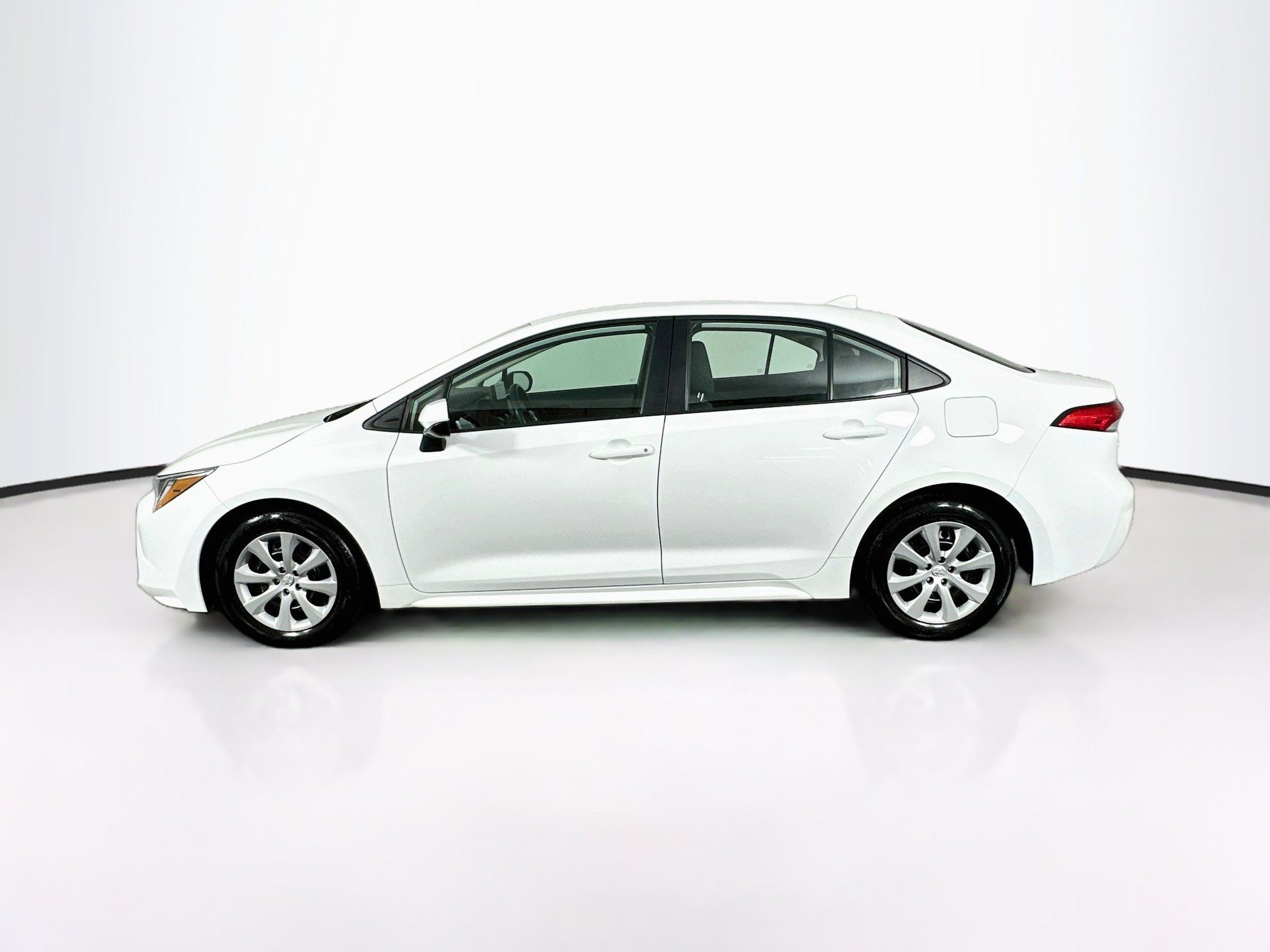 Used 2025 Toyota Corolla LE FWD image 4