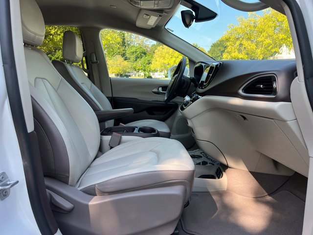 Used 2017 Chrysler Pacifica Touring-L w/ Tire & Wheel Group FWD image 22