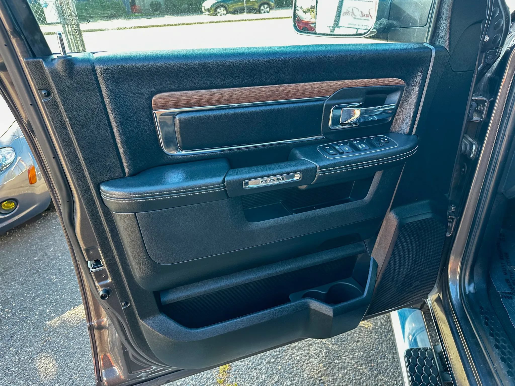 Used 2018 RAM 1500 Laramie w/ Convenience Group AWD/4WD image 10