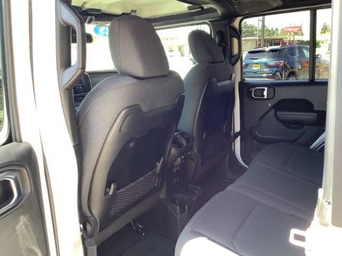 Used 2025 Jeep Wrangler Unlimited Rubicon w/ Convenience Group AWD/4WD image 24