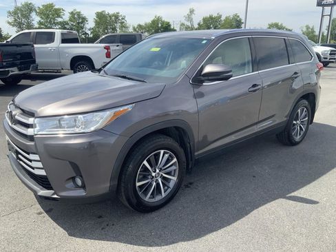 Used 2019 Toyota Highlander XLE AWD/4WD image 4