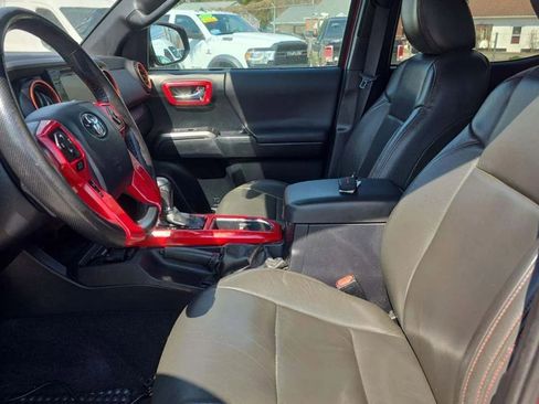 Used 2017 Toyota Tacoma TRD Off-Road AWD/4WD image 5
