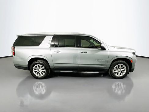Used 2023 Chevrolet Suburban Premier w/ Advanced Technology Package AWD/4WD image 5