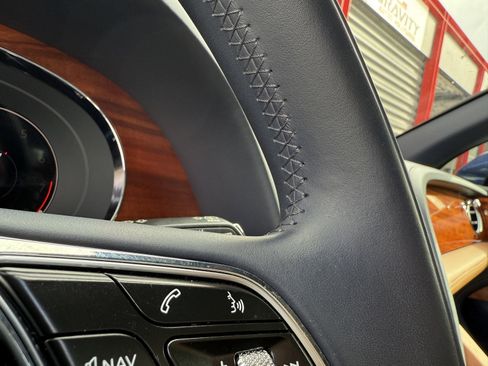 Used 2021 Bentley Bentayga V8 image 28