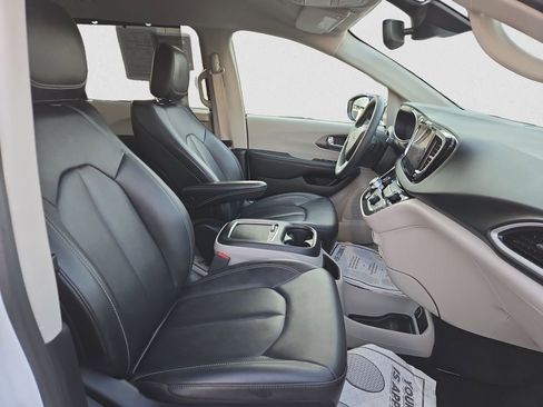 Used 2024 Chrysler Pacifica Touring-L image 28