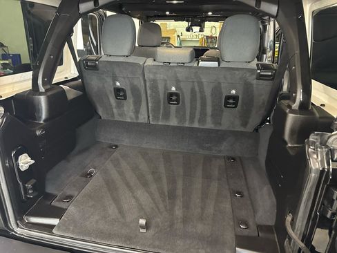 Used 2024 Jeep Wrangler Unlimited image 44