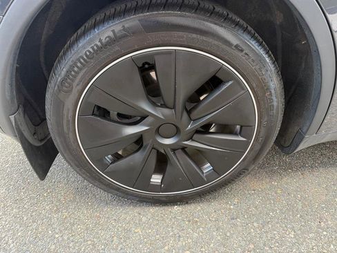 Used 2024 Tesla Model Y Long Range AWD/4WD image 10