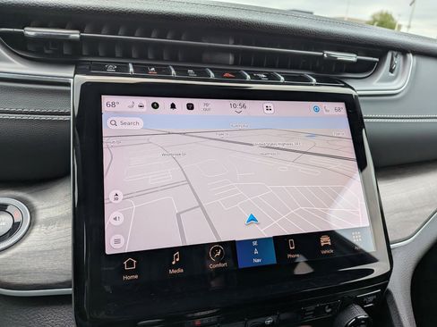 Used 2024 Jeep Grand Cherokee Limited w/ Black Appearance Package AWD/4WD image 18