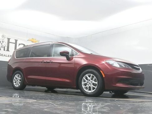 Used 2021 Chrysler Voyager Lxi image 2
