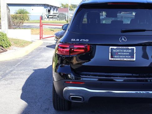 Used 2025 Mercedes-Benz GLB 250 w/ Driver Assistance Package image 15