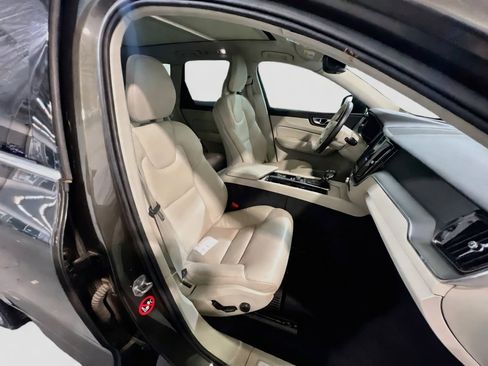 Used 2018 Volvo XC60 T5 Momentum w/ Convenience Package AWD/4WD image 22