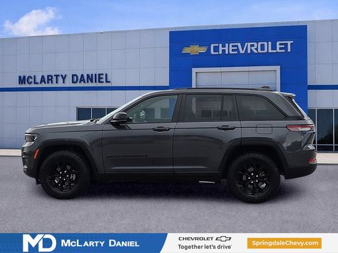 Used 2024 Jeep Grand Cherokee Altitude AWD/4WD image 3