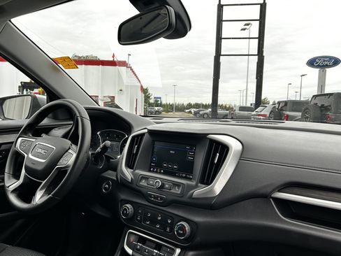 Used 2024 GMC Terrain SLE AWD/4WD image 15
