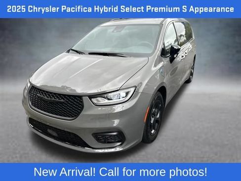 Used 2025 Chrysler Pacifica Premium FWD image 2
