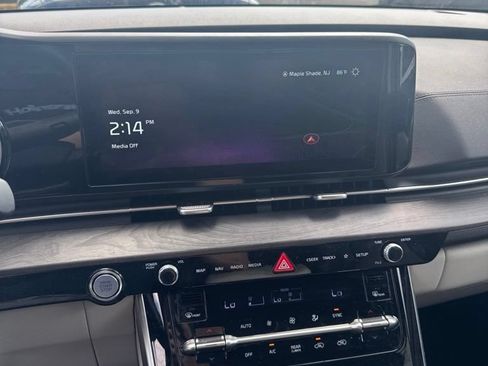 Used 2024 Kia Carnival EX FWD image 3