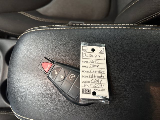 Used 2017 Jeep Cherokee Sport AWD/4WD image 30