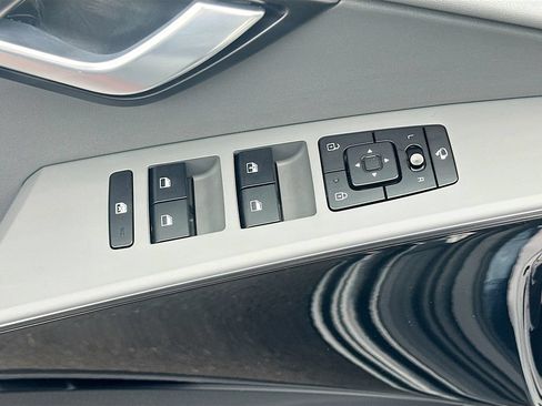 Certified 2025 Kia Niro EX Touring FWD image 18