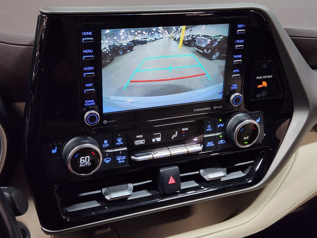 Used 2021 Toyota Highlander XLE AWD/4WD image 38