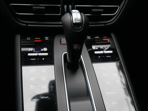 New 2026 Porsche Macan image 19