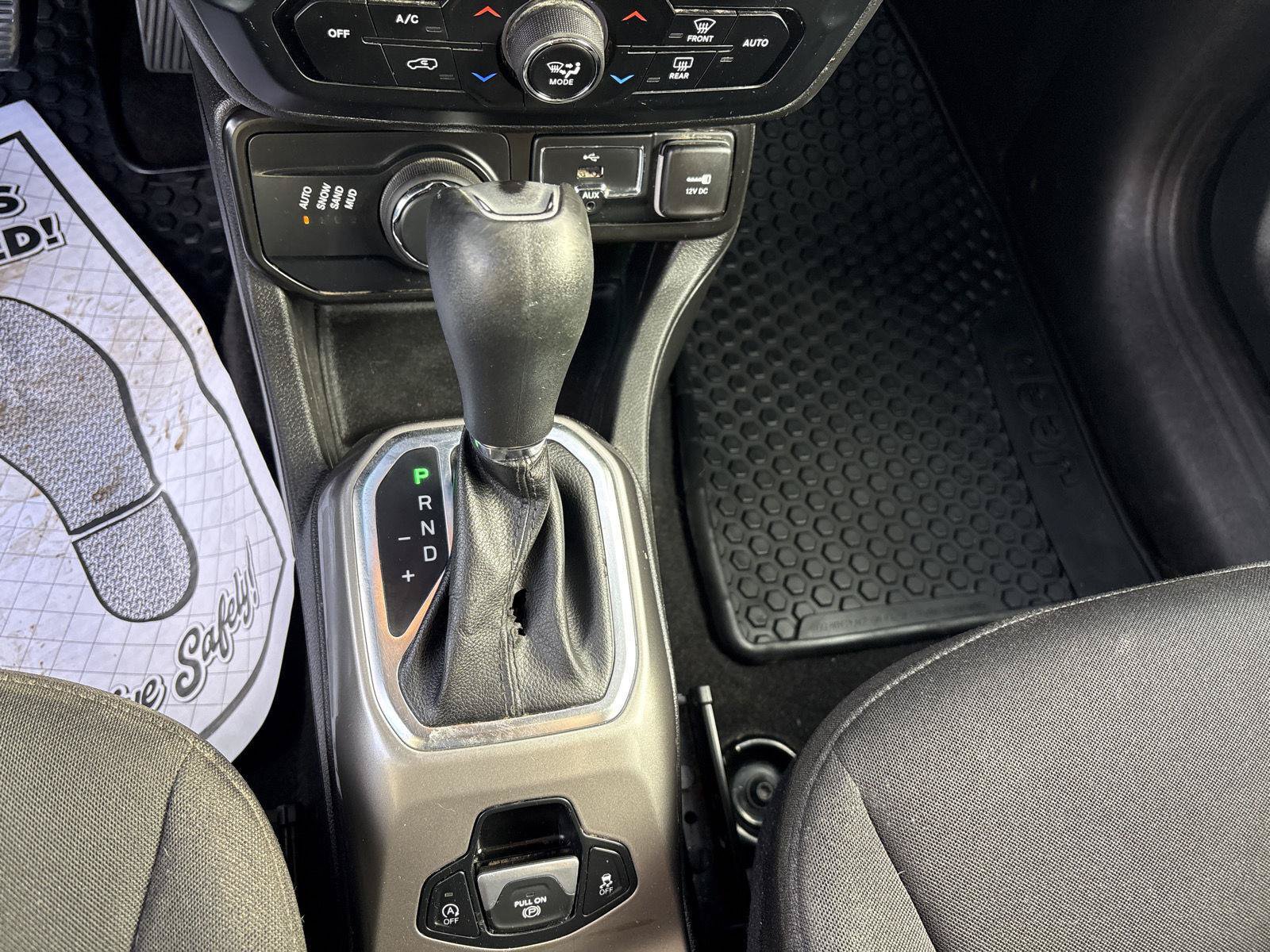 Used 2022 Jeep Renegade Latitude AWD/4WD image 22