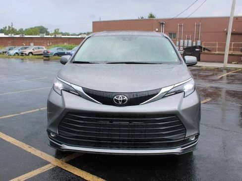 Certified 2026 Toyota Sienna XLE FWD image 3