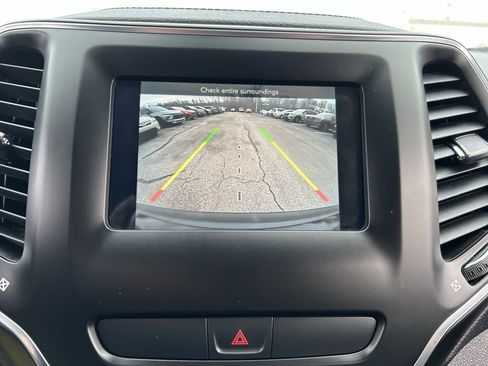 Used 2020 Jeep Cherokee Latitude w/ Cold Weather Group image 13