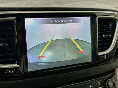 Used 2023 Chrysler Pacifica Touring-L FWD image 20