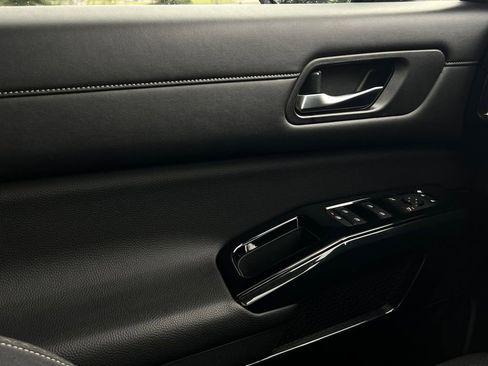 Used 2022 Nissan Pathfinder SV w/ SV Premium Package FWD image 12