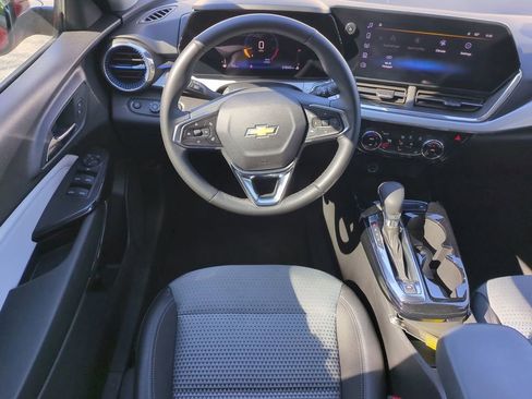 Used 2025 Chevrolet Trax LT w/ LT Convenience Package image 15