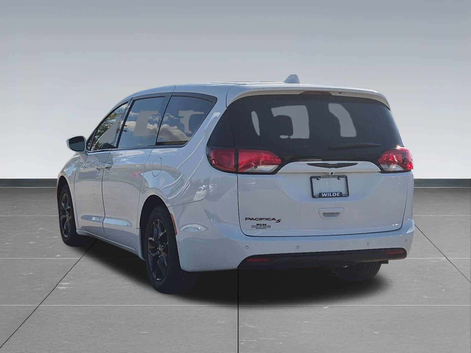 Used 2019 Chrysler Pacifica Touring Plus w/ S Appearance Package FWD image 4