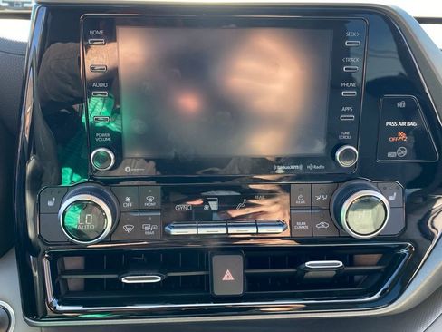 Used 2020 Toyota Highlander XLE image 25
