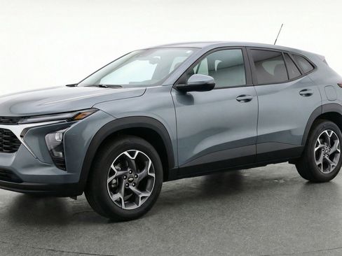 Used 2025 Chevrolet Trax LT FWD image 3