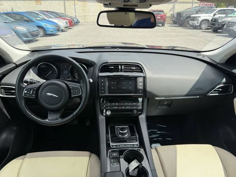 Used 2017 Jaguar F-PACE Premium AWD/4WD image 10