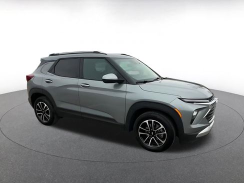 Used 2025 Chevrolet TrailBlazer LT image 2