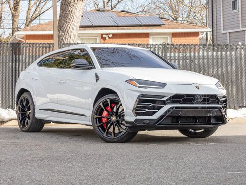 Used 2022 Lamborghini Urus image 2