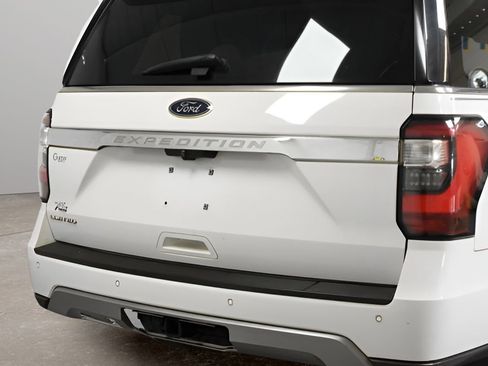 Used 2021 Ford Expedition Limited image 3