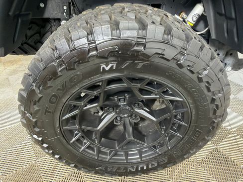 Used 2024 Jeep Gladiator Rubicon w/ Steel Bumper Group AWD/4WD image 17