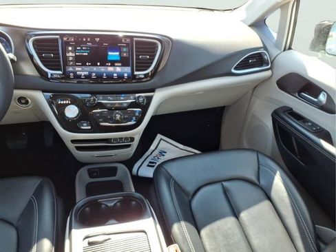 Used 2024 Chrysler Pacifica Touring-L image 11