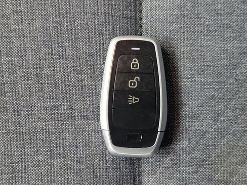 Used 2023 Hyundai Venue Limited FWD image 32